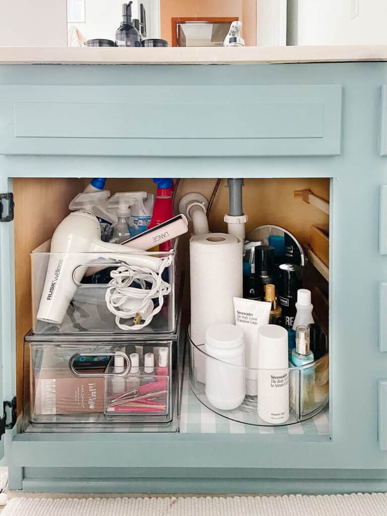 https://www.makingmanzanita.com/wp-content/uploads/2016/01/organized-under-bathroom-sink-with-clear-storage-bins-and-lazy-susan-768x1024.jpg