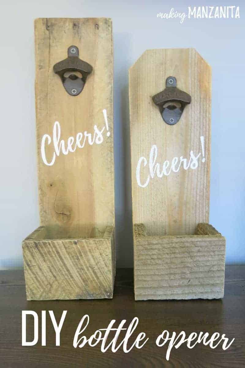 dwa DIY otwieracze do butelek malowane Cheers z rustykalnymi metalowymi otwieraczami dołączonymi i pudełkiem na dole, aby złapać czapki z piwem z nakładką tekstową, która mówi DIY otwieracz do butelek