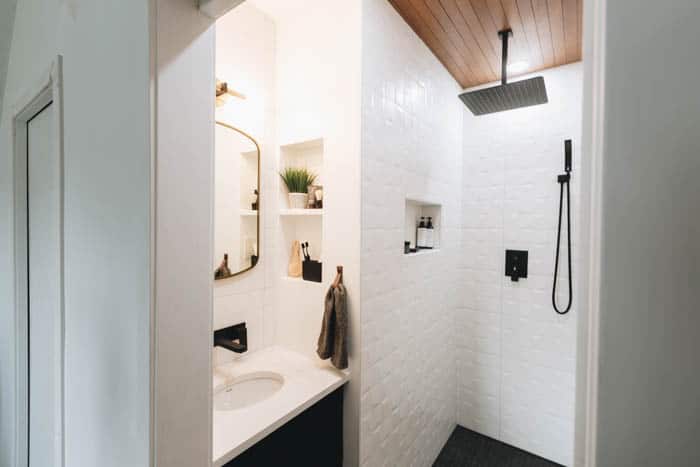 https://www.makingmanzanita.com/wp-content/uploads/2021/12/Modern-bathroom-idea-with-white-tile.jpeg