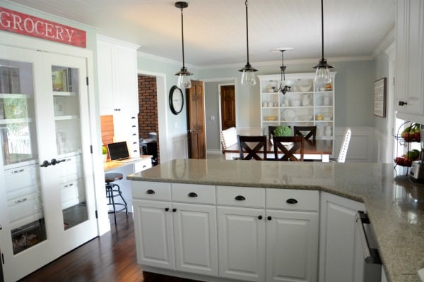 18 Gorgeous White Kitchens with Black Hardware - Making Manzanita