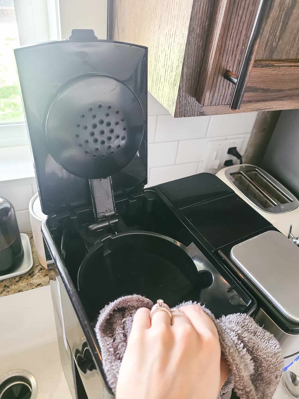 How To Clean A Coffee Maker Deep Cleaning Making Manzanita   Wiping Down Coffee Maker After Running Vinegar And Water Through To Clean 