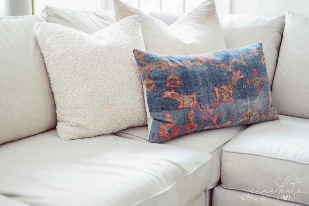 https://www.makingmanzanita.com/wp-content/uploads/2023/05/living-room-pillow-combination-with-different-scale-of-patterns-in-pillows-on-couch-1024x683.jpg