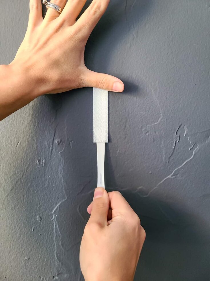 3M COMMAND STRIPS Ditch the Hammer & and Nails keep your walls Damage Free.  How to use Command Strip 