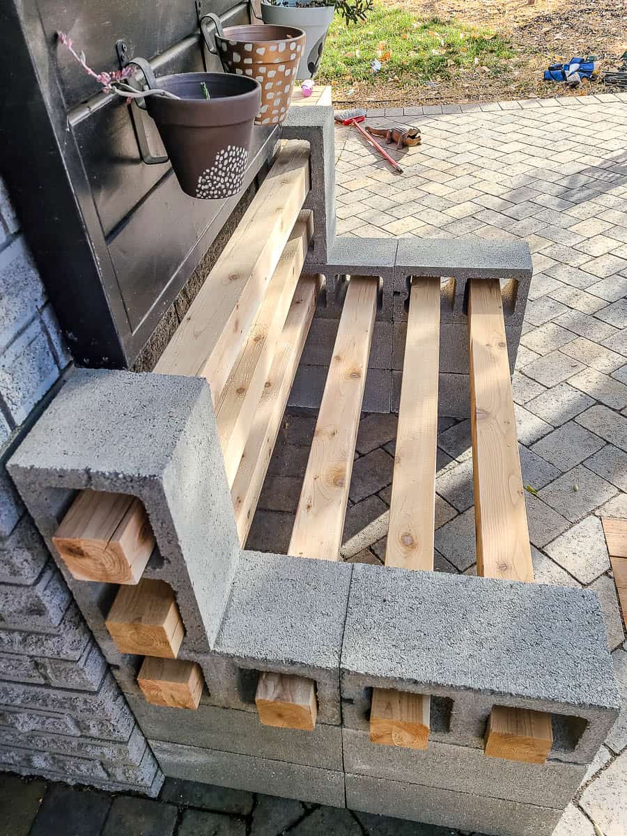 Easy DIY Concrete Block Bench For Outdoor Seating Making Manzanita   Bench Made With Cinder Blocks And Wood 